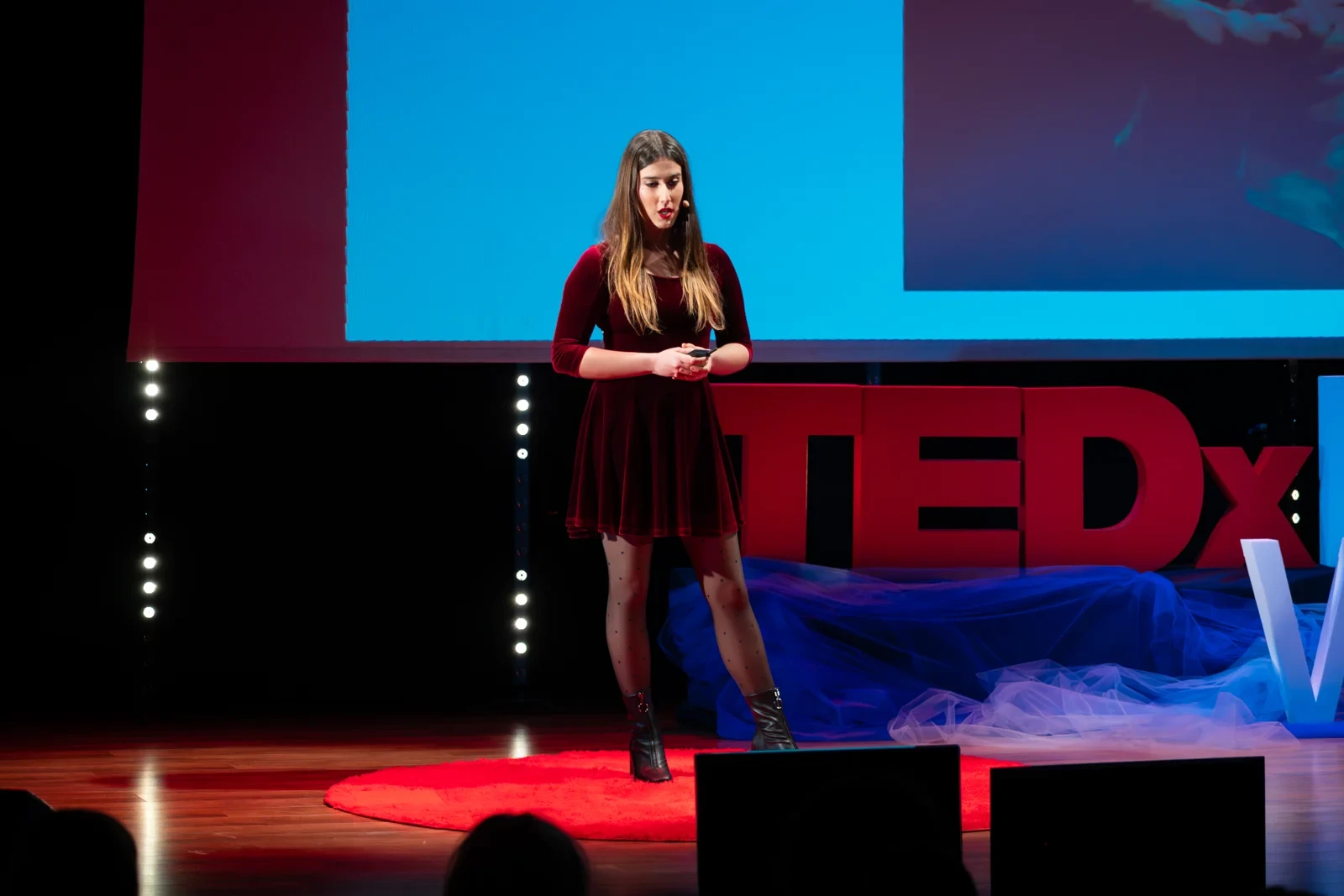 Silvana Nardi sul palco di TEDxLeverano durante il suo intervento